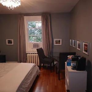 Accommodatie bij particulieren With King Bed In Shared 3 Bedroom Downtown, Montréal